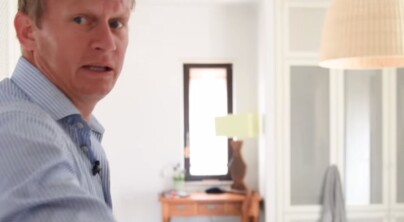 image: Viser fram «Mesternes»-huset. Så får Steffen seg en overraskelse